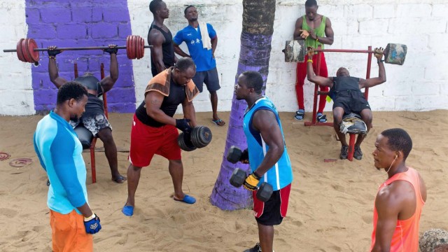 Reisebuch "Liberia": Ganz normaler Alltag: Bodybuilder am Strand in Liberia.