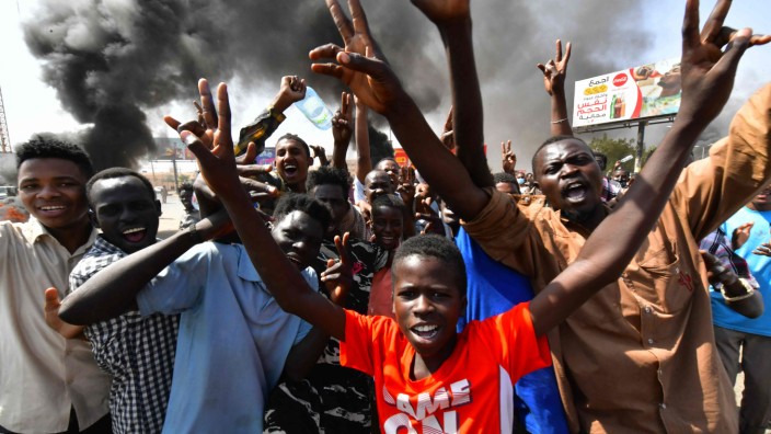 Afrika: "Die Revolution ist eine Revolution des Volkes": Einiges weist darauf hin, dass das Militär nach dem Putsch weiter auf Widerstand stoßen wird. Szene in Sudans Hauptstadt Khartum.
