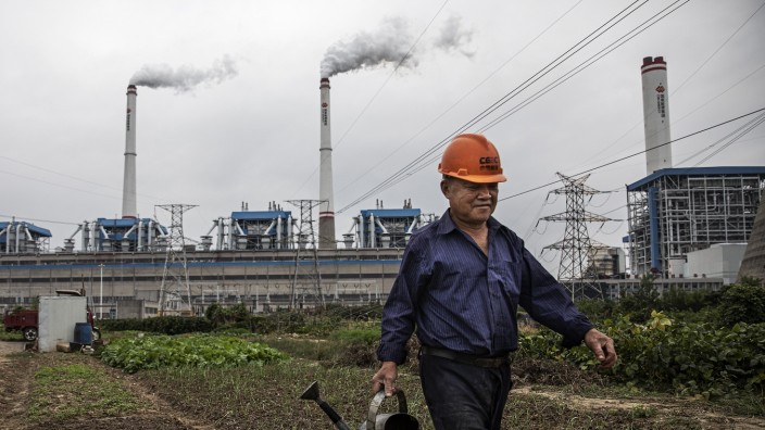 Konferenz in Glasgow: Künftig will China möglichst keine Energie mehr importieren: Rund 60 Prozent des Stroms werden mit Kohle erzeugt - ihre Förderung stieg zuletzt deutlich: kohlebetriebene Fabrikanlage in Hanchuan.