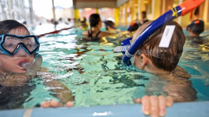 Initiative in Kirchseeon: Neben den ganz Kleinen dürfen in Kirchseeon bald auch Mitarbeiter in Sozialberufen gratis baden.