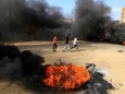 Putsch im Sudan: Passanten zwischen brennenden Straßenbarrikaden