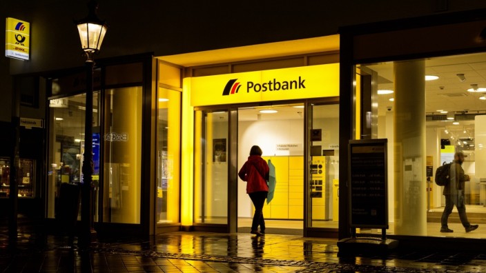 Deutsche Bank: Filiale der Postbank in Bonn. Verbraucherschützer beklagen, dass Kunden nach wie vor Probleme haben, teils sogar nicht an ihr Geld kämen.