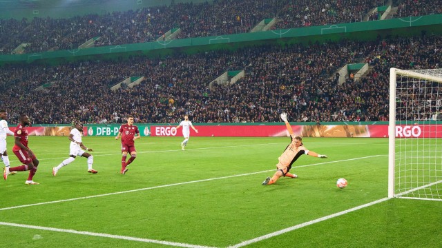 Kouadio Kone, MG 17 scores, shoots goal , Tor, Treffer, 1-0 in the DFB Pokal match BORUSSIA MÖNCHENGLADBACH - FC BAYERN