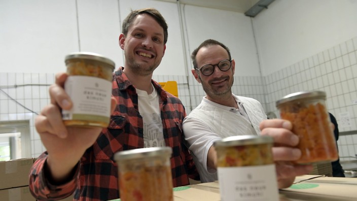Fermentiertes Gemüse: Bunt und gesund: Sebastian Koch (links) und Boris Varchmin stellen in ihrem Aschheimer Start up Gemüse nach der koreanischen Kimchi-Methode her.