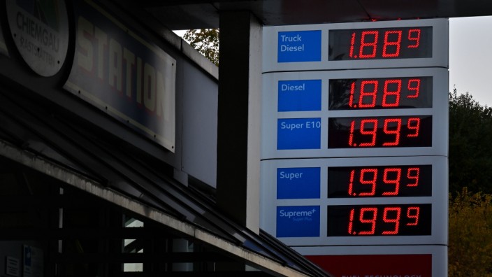 Steigende Preise beim Tanken. Spritpreise auf Rekordniveau. Tankstelle Hochfelln auf der Autobahn A8 München Salzburg.