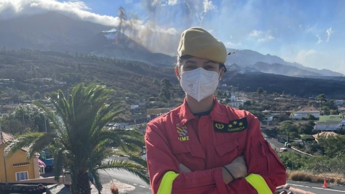 Vulkanausbruch auf La Palma: "Mitnehmen, was sie in einem Laden nicht kaufen könnten": Die Militärpsychologin Cristina Gamboa steht Opfern des Vulkanausbruchs auf La Palma bei.