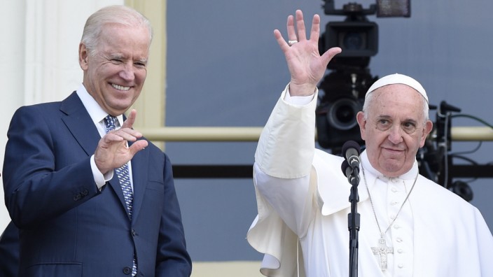 Katholische Kirche: Verstehen sich gut: Joe Biden und Papst Franziskus, hier bei einem Treffen in Washington im Jahr 2015.