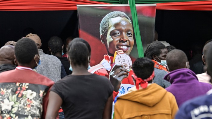 Mord an Kenianerin: Abschied mit Wehmut und Dankbarkeit: Trauergäste erweisen der Leichtathletin Agnes Tirop bei ihrer Beisetzung in Kapnyamisa die letzte Ehre.