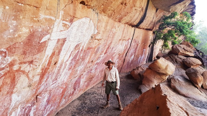 Australien: Johnny Murison führt Gäste zu den Felszeichnungen seiner Vorfahren in der Quinkan Gallery.