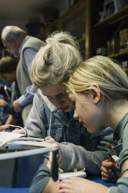 Repair-Cafes und Schülerwerkstatt: Einfach mal zum Lötkolben greifen. Schülerinnen in der Reparatur-Werkstatt der Waldorfschule Schwabing