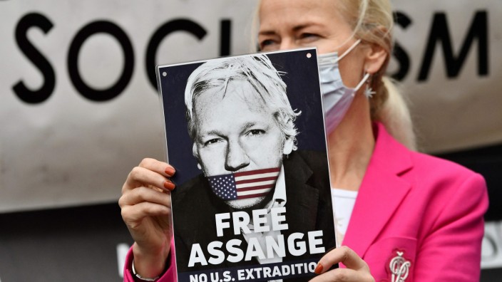 Wikileaks: Eine Unterstützerin des Wikileaks-Gründers Julian Assange im Oktober vor dem Berufungsgericht in London, als dieses über den Auslieferungsantrag verhandelt hat.