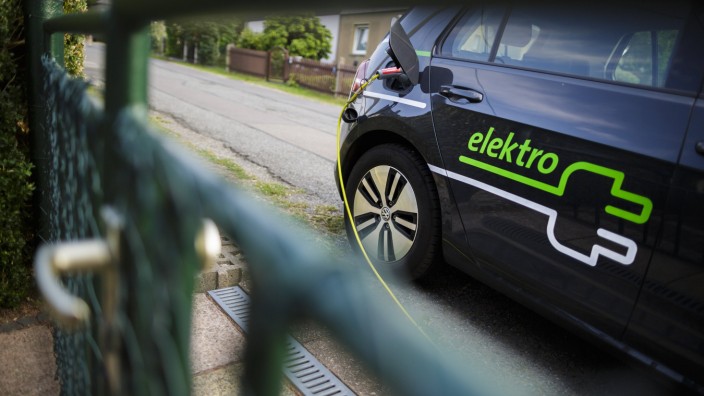 Ein Elektroauto wird auf der Strasse hinter einem Gartentor aufgeladen Klipphausen 07 08 2015 Kli