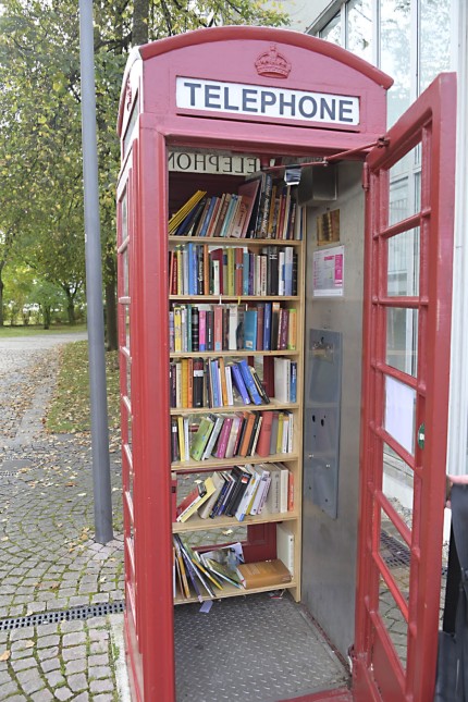 Telekommunikation: Zuletzt fungierten alte Telefonzellen, wie hier ein aus England importiertes Exemplar in Unterhaching, als Büchersammelstationen.