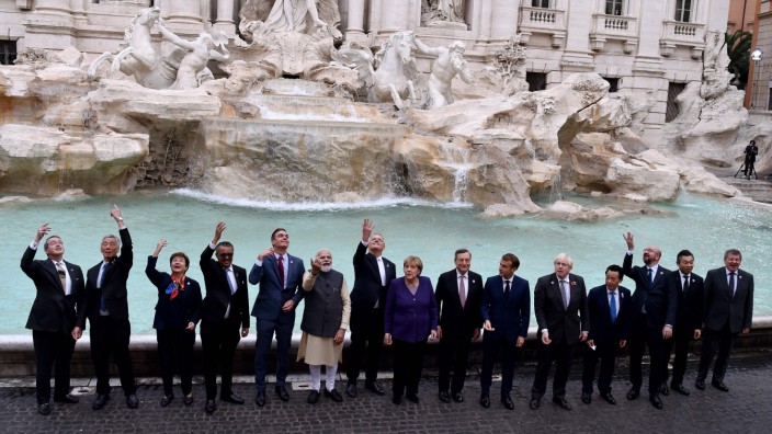 G 20 in Rom: Gruppenbild vor dem Trevi-Brunnen in Rom: Treffen der Staats- und Regierungschefs der G 20 mit mauen Ergebnissen