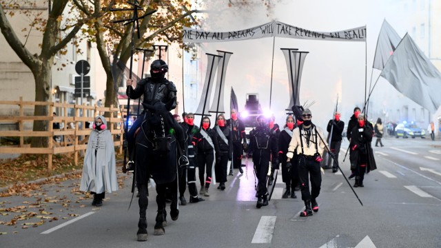 Spielart: Ein schwarzer Reiter führte die Parade durch die Stadt an.