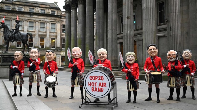 Klimagipfel: Aktivisten der Hilfsorganisation Oxfam, als Staatenlenker in schottischer Tracht verkleidet, machen Lärm für mehr Klimaschutz in Glasgow.