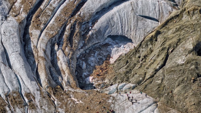 Geologie: Schmelzwasser hat den Forni-Gletscher in Südtirol unterspült: Die Gletscherzunge ist eingebrochen, ein riesiger Eistrichter entstanden.