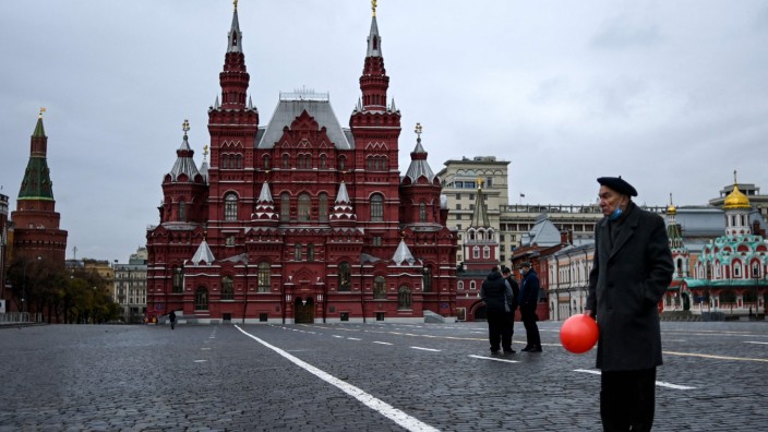 Russland: Leere auf dem Roten Platz: In Moskau ist das öffentliche Leben weitgehend zum Erliegen gekommen.
