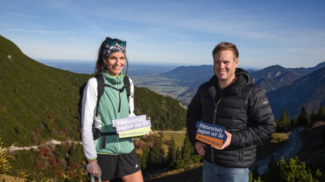 Bad Tölz-Wolfratshausen auf Instagram: Die Müllsammlerin Magdalena Kalus mit dem Kochler Tourismusleiter Daniel Weickel.
