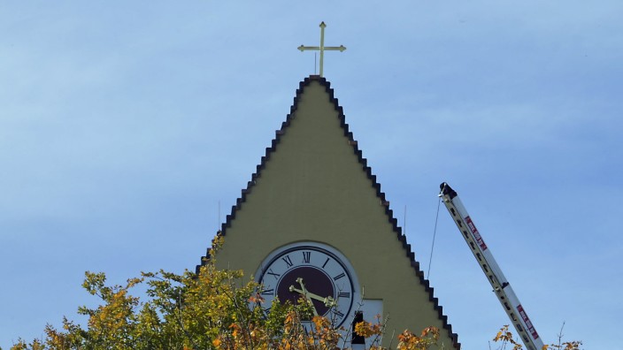 Restaurierung: Die Ziffernblätter sind bereits restauriert, bis die Uhren am Turm von St. Korbinian wieder die richtige Zeit anzeigen, dauert es noch.
