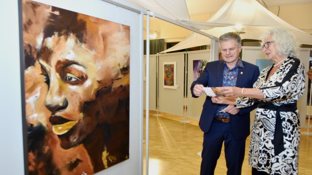 Alling: Bürgermeister Stefan Joachimsthaler dankte der Vorsitzenden des Kunstforums Inge Klenk für die Ausstellung mit neuen Werken. Links im Bild ist Eva Kesslers Ölgemälde "Homeless" zu sehen.