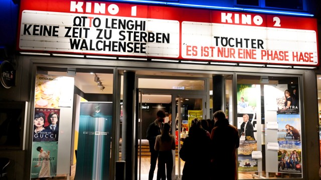 Cinemas in Munich: "Except for maybe Friday or Saturday evenings, it is never really full": Queue in front of the Rio Palace on Rosenheimer Platz.
