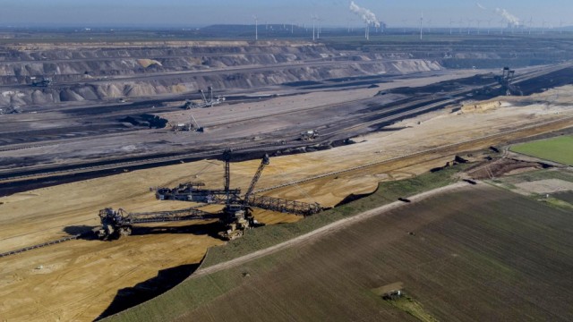 Klimapolitik in NRW: Die Bagger im Braunkohle-Tagebau Garzweiler sollen nach Wüsts Willen 2030 stoppen.
