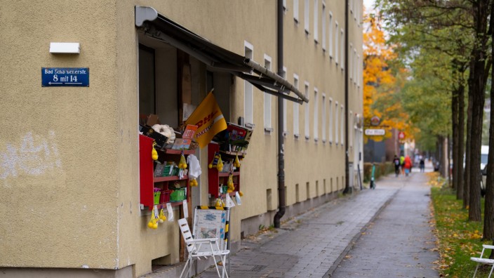 Bayerischer Landtag: Tatort München: Der "Himmet Market" an der Bad-Schachener-Straße. Hier hatte der 38-jährige Lebensmittelhändler Habil Kılıç sein Geschäft. Am 29. September 2001 wurde er dort von NSU-Terroristen erschossen. An den Mord erinnert heute eine Gedenktafel.