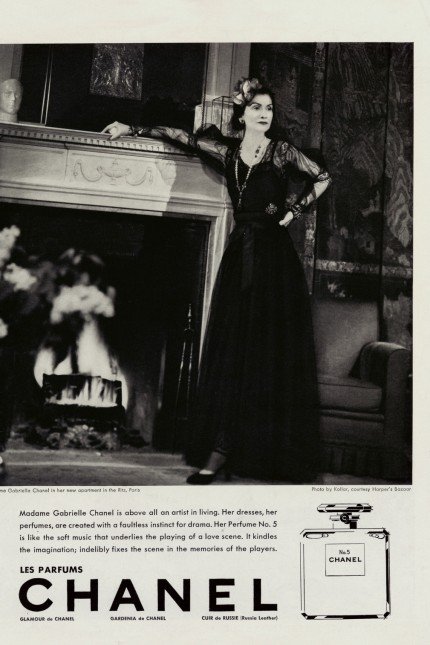 Haben und Sein: 1937 ließ sich Gabrielle Chanel in ihrer Suite im Hotel Ritz in Paris für eine Werbekampagne für den Chanel-Duft in "Harper's Bazaar" fotografieren.