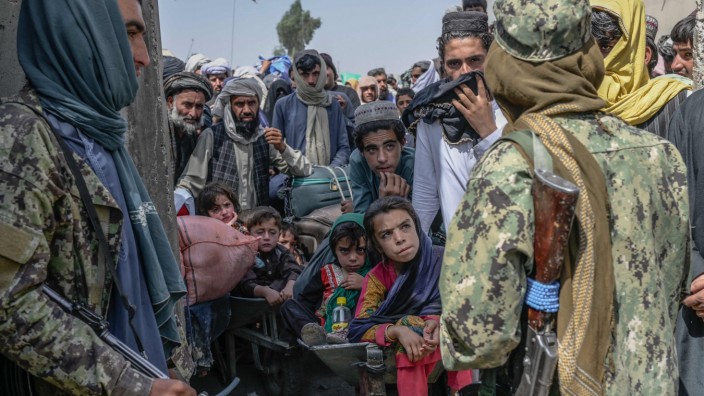 Geflüchtete aus Afghanistan: Noch ist die ganze große Fluchtwelle ausgeblieben, aber etwa 20 000 Menschen verließen Afghanistan in den vergangenen Monaten: Szene beim Grenzübergang Spin Boldak nach Pakistan, Taliban halten Flüchtlinge auf.