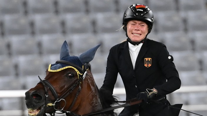 Moderner Fünfkampf: Die deutsche Reiterin Annika Schleu nach ihrer Disqualifikation im Modernen Fünfkampf bei den Olympischen Spielen 2020 in Tokio.