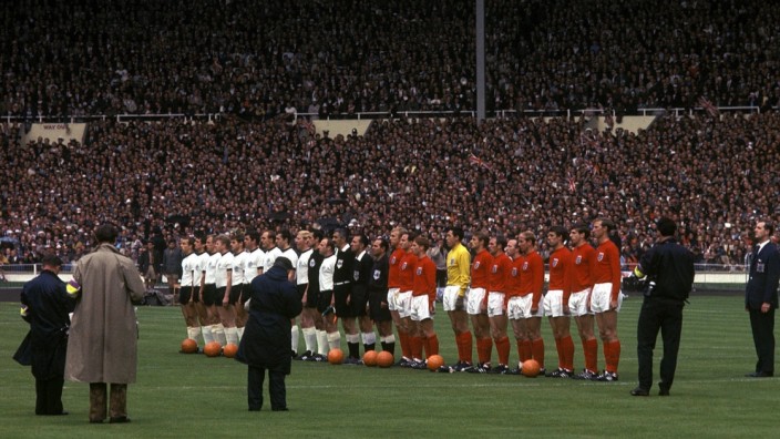 Fußball, WM 1966, Finale in Wembley, England - Deutschland 4-2 n.V. Die Spieler aus England und Deutschland nehmen vor d