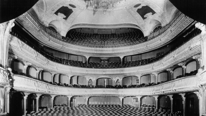 Nürnberger Oper: 1905 wurde das Nürnberger Opernhaus eröffnet; mit seinem Jugendstil-Innenraum war es ein Wahrzeichen der Stadt. 1934, kurz vor dem Umbau durch die Nazis, wurde es fotografisch dokumentiert.