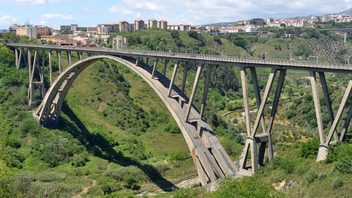Italien: Der Viadotto Fausto Bisanti, im Volksmund "Ponte Morandi" genannt, ist die größte Bogenbrücke Italiens. Bei der jüngsten Sanierung wurde wohl minderwertiges Material verbaut.