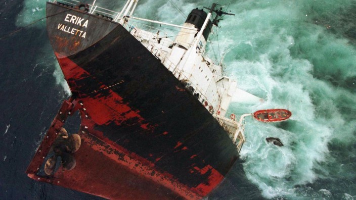 Klimawandel: Im Dezember 1999 sank der im Auftrag von Total fahrende Tanker "Erika" - die Havarie löste eine Ölpest an der Küste der Bretagne aus.