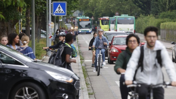 Radentscheid Freising: Beidseitige Radwege an viel befahrenen Straßen wie hier der Wippenhauser Straße ist eine der Forderungen des Bündnisses Radentscheid.