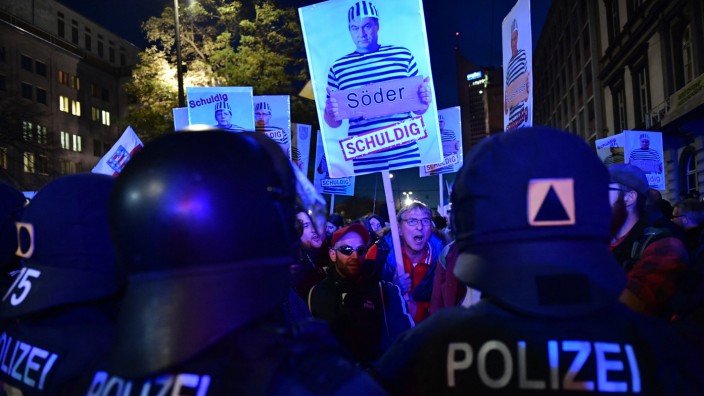 "Querdenker"-Demo gegen Corona-Maßnahmen: Protestierende und die Polizei stehen sich in Leipzig gegenüber.
