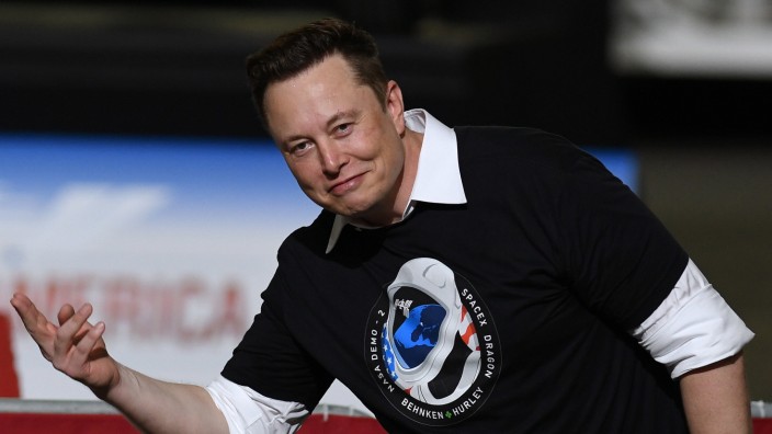 May 30, 2020, Cape Canaveral, United States: SpaceX founder Elon Musk gestures to the audience after being recognized b