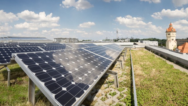 SZ-Serie: Die Stadt im Klimawandel: Auf Flachdächern, wie auf einem Gebäude am Agnes-Pockels-Bogen, lässt sich eine Photovoltaik-Anlage mit einer extensiven Begrünung kombinieren.