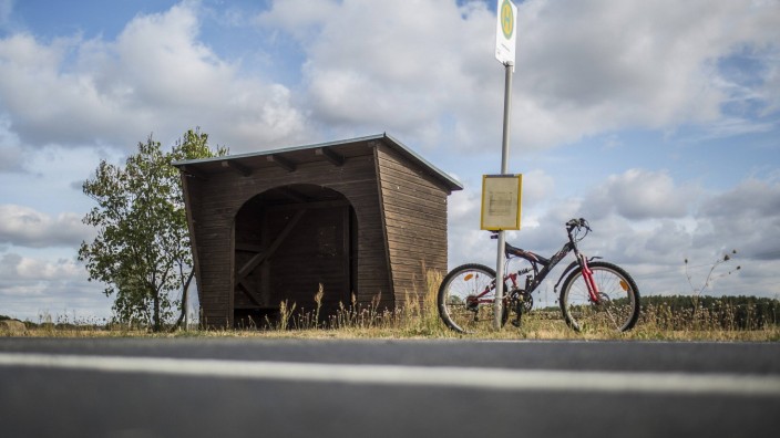 Ein Fahrrad steht an einer Bushaltestelle in der Region Klein-Oelsa