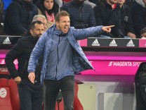 Trainer Julian NAGELSMANN (Bayern Muenchen) Gestik,gibt Anweisungen, hi:Hasan SALIHAMIDZIC (Sportvorstand Bayern Muench; Nagelsmann
