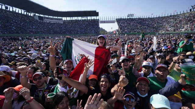 Sieben Kurven der Formel 1: Fans nach dem Rennen in Mexiko.