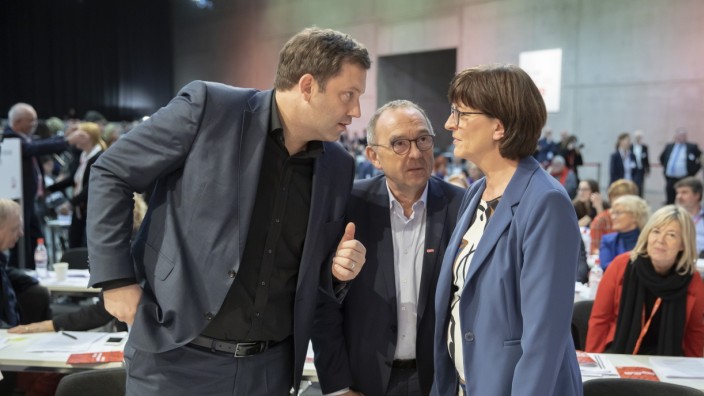 SPD Parteitag. SPD - Generalsekretaer Lars Klingbeil mit den beiden SPD Parteivorsitzenden Norbert Walter-Borjans und S