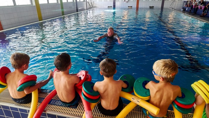 Projekt "Schwimmen lernen": Ein Schwimmkurs, wie er sein sollte: Jürgen Puls erklärt Kindern im Münchner Umland, worauf sie bei Arm- und Beinschlag zu achten haben.