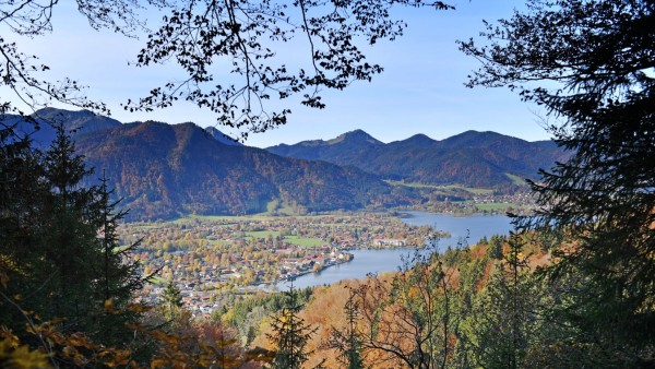 Goldener Oktober -Wanderung zum Baumgartenschneid. Blick auf den Tegernsee mit Rottach Egern am 25.10.2020. Herrliches W