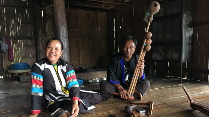 Homestays in Thailand: Die Bäuerin Nakor (links) und ihr Mann Jaha zeigen ihre sieben Musikinstrumente - einige davon gibt es nur im Norden Thailands.