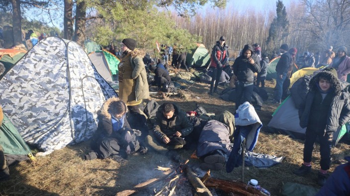 Migrants gather on the Belarusian-Polish border