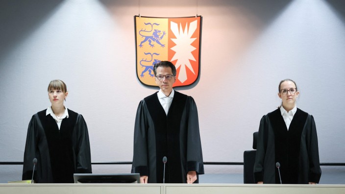 NS-Prozess in Itzehoe: Der Vorsitzende Richter Dominik Groß (Mitte) muss sich einige Vorwürfe der Nebenklageanwälte anhören.