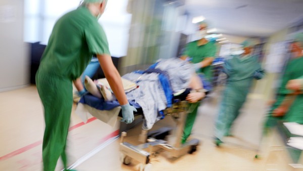 Transport eines Patienten wird in einem Krankenhaus