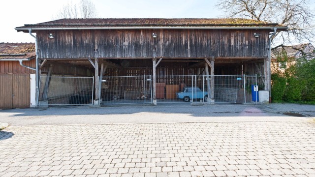 Stadtentwicklung in Ebersberg: Der alte Schuppen auf dem Gelände soll einem Wohnhaus weichen.